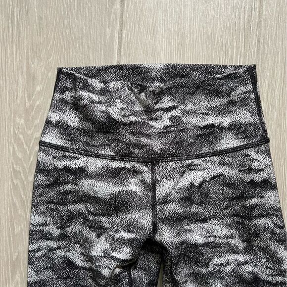 Lululemon Wunder Under High Rise Crop Leggings 6 - Picture 4 of 8